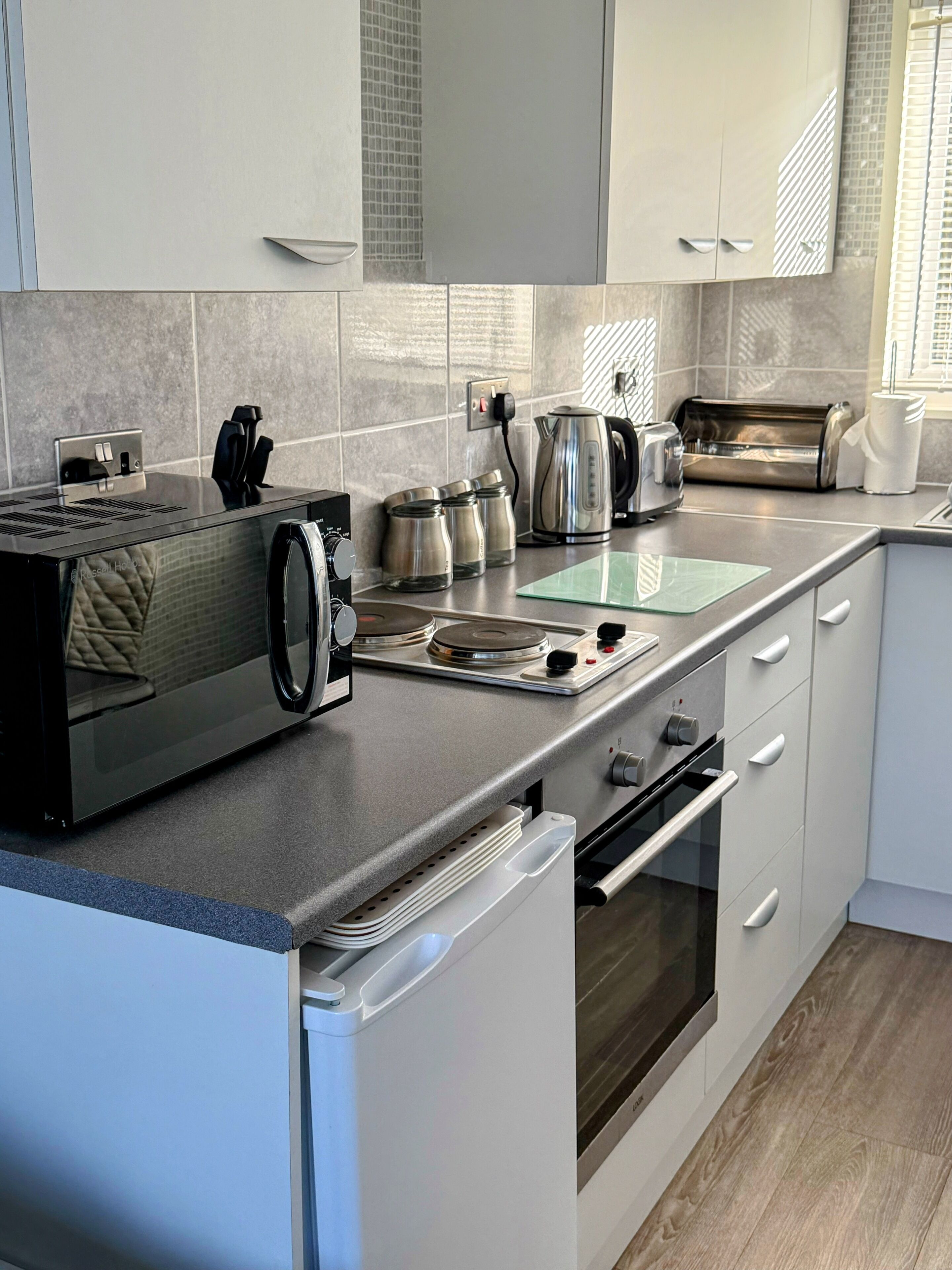 Réfrigérateur, micro-ondes, four, plaque de cuisson