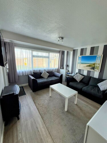 Immaculate 2-bedroom chalet on sunbeach holiday park California , Great Yarmouth