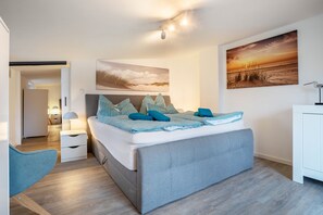 2 bedrooms, WiFi, bed sheets - Holiday Home 'Ferienhaus 10 Seeblick' with Lake View, Private Terrace and Wi-Fi (Seedorf)