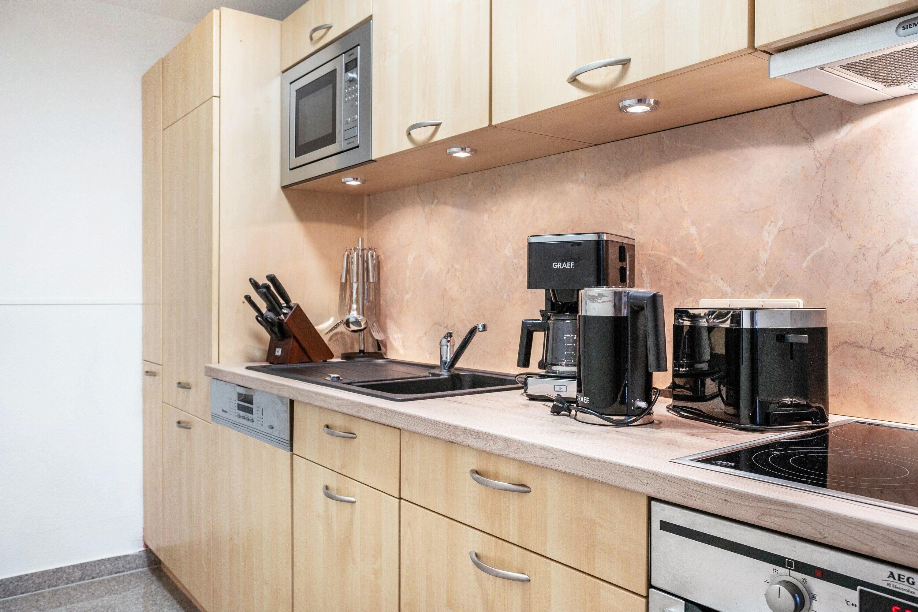 Fridge, oven, stovetop, dishwasher