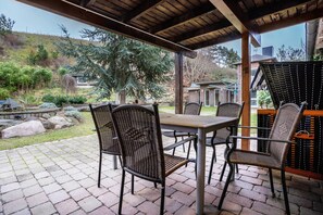 Outdoor dining - Apartment '2 Heimathafen' with Lake View, Private Terrace and Wi-Fi (Seedorf)