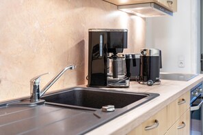 Fridge, oven, stovetop, dishwasher - Apartment '2 Heimathafen' with Lake View, Private Terrace and Wi-Fi (Seedorf)