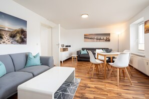 TV - Apartment '2 Heimathafen' with Lake View, Private Terrace and Wi-Fi (Seedorf)