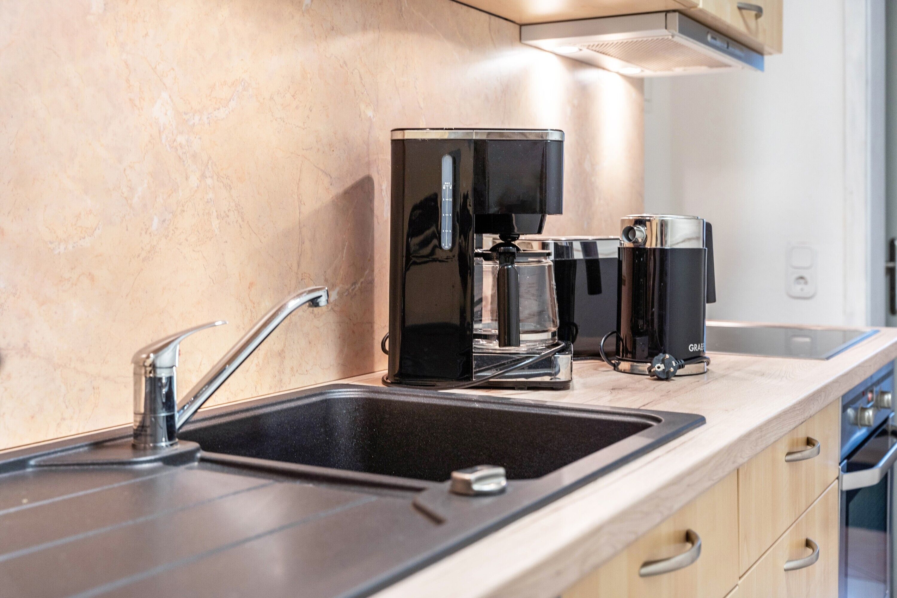 Een koelkast, een oven, een kookplaat, een vaatwasser