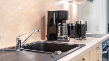 Een koelkast, een oven, een kookplaat, een vaatwasser