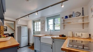 Eine moderne Küche mit Backofen, Spüle und Fenster.