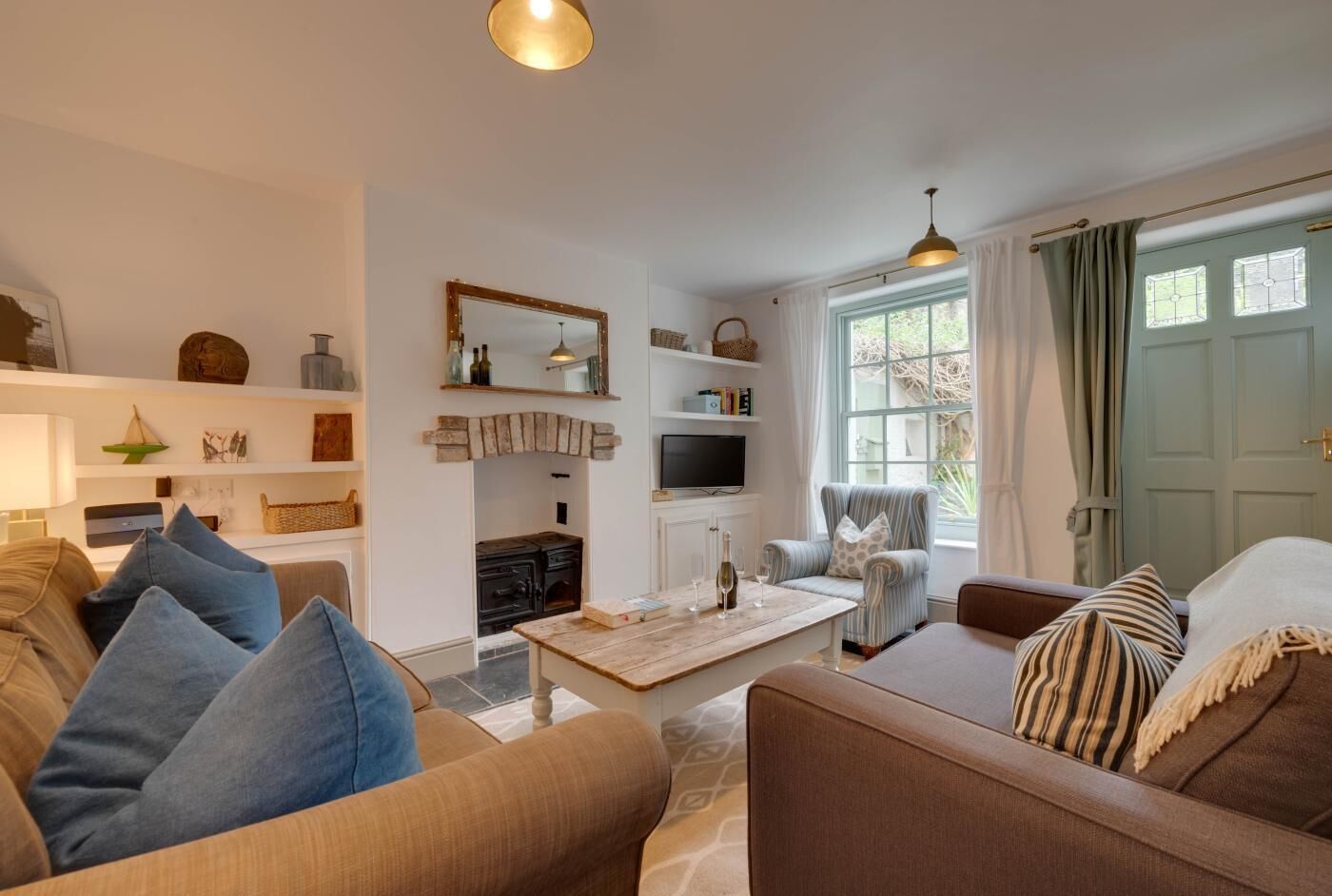 TV, fireplace
