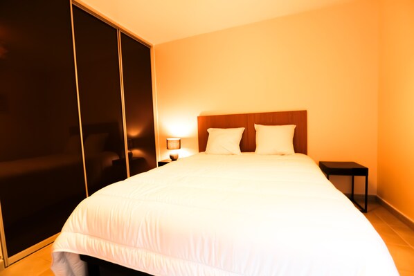 Iron/ironing board, internet, bed sheets