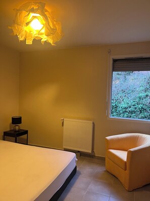 Strygejern/strygebræt, internetforbindelse, sengetøj