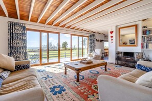 TV, fireplace - 3 Bed in Mynytho (oc-caecer) (Mynytho)