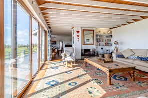 TV, fireplace - 3 Bed in Mynytho (oc-caecer) (Mynytho)