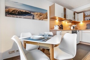 Dining - Apartment '3 Sandstrand' with Lake View, Private Terrace and Wi-Fi (Seedorf)
