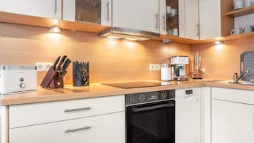 KĂŒhlschrank, Ofen, Herdplatte, GeschirrspĂŒler