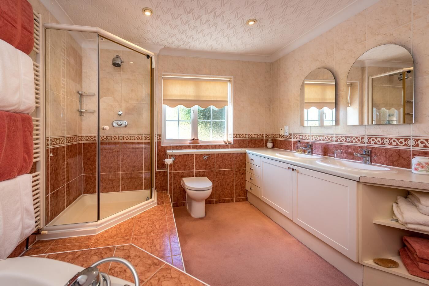 Een badkamer met douche, toilet, wastafel en badkamermeubel.
