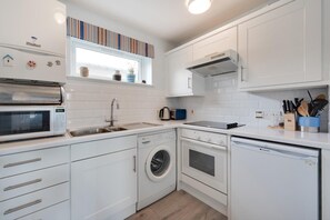 Microwave, oven, cookware/dishes/utensils - 2 Bed in Aldeburgh (oc-7cc) (Aldeburgh)
