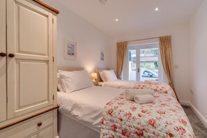 Iron/ironing board, travel cot, free WiFi, bed sheets - 2 Bed in Fowey (oc-p00708) (Fowey)