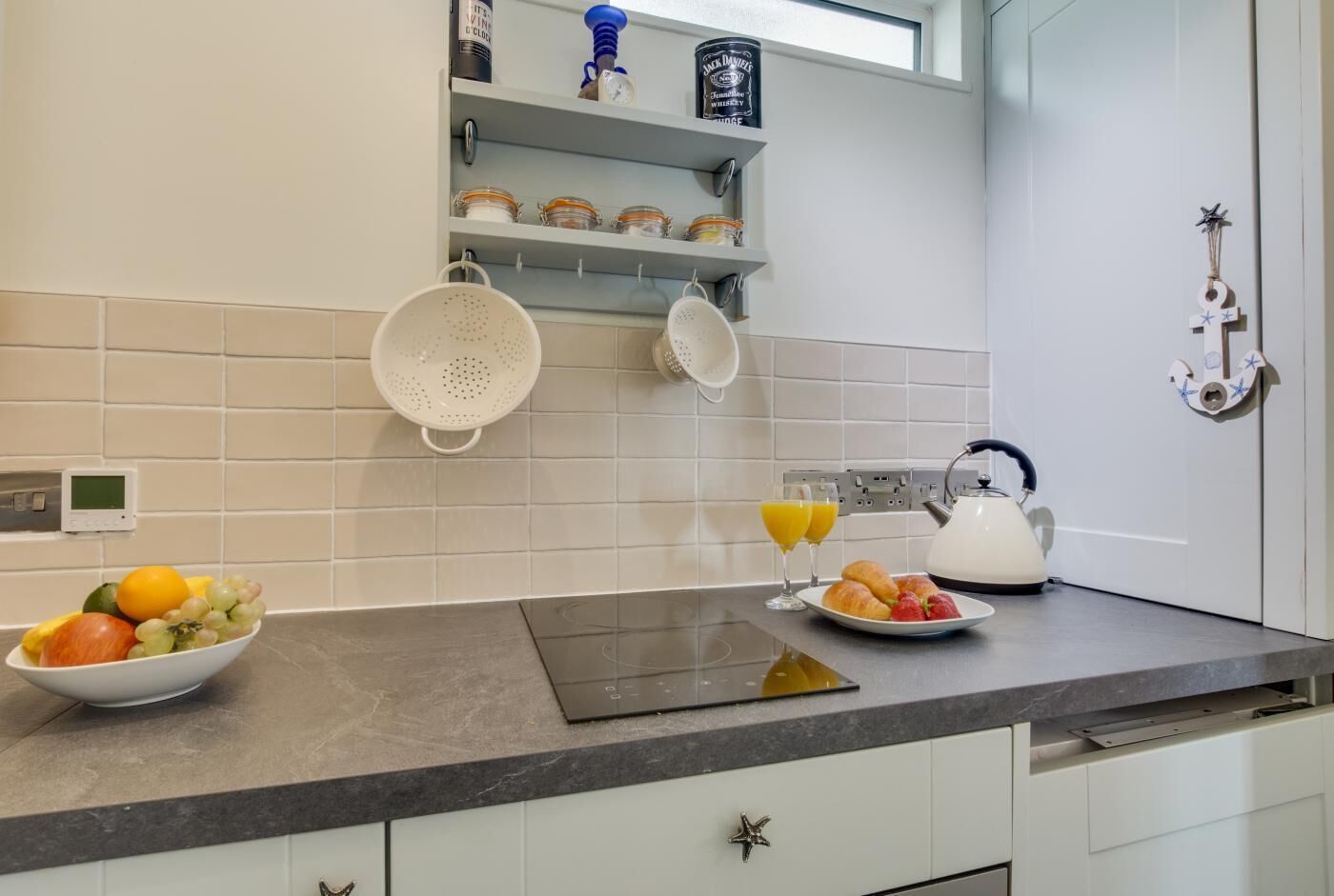 Mikrobølgeovn, ovn, opvaskemaskine, køkkentøj/tallerkener/redskaber