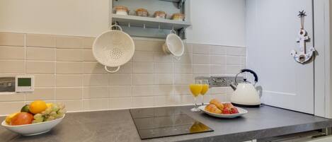 Mikrobølgeovn, ovn, opvaskemaskine, køkkentøj/tallerkener/redskaber