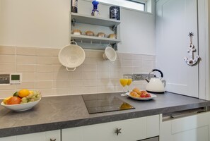 Microwave, oven, dishwasher, cookware/dishes/utensils - 2 Bed in Looe (oc-l30058) (Looe)