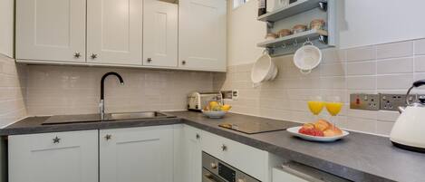 ميكروويف، فرن، غسالة أطباق، مستلزمات طهي/أطباق/أوعية