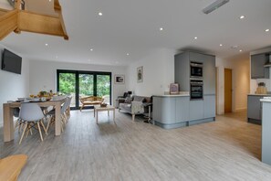 TV - 9 Bed in Bodorgan (oc-bow156) (Trefdraeth)