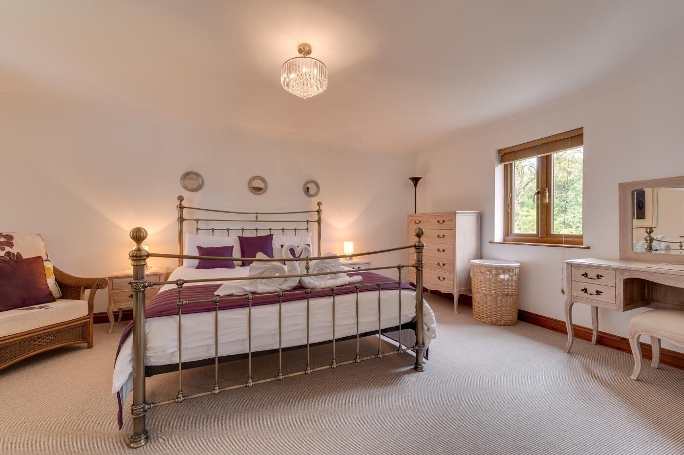 Tabla de planchar con plancha, wifi gratis, ropa de cama