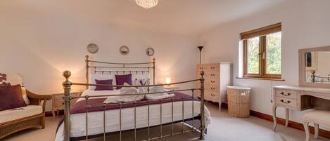 Tabla de planchar con plancha, wifi gratis, ropa de cama