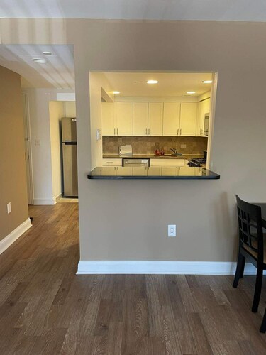 Cozy 1-bedroom apartment in pleasant Queens with AC and gym,30 min to manhattan