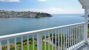 Eine Küstenstadt mit Blick auf das Meer und einem weißen Balkon.