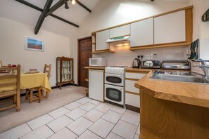 Microwave, oven, high chair, cookware/dishes/utensils - 1 Bed in Llanbedrog (oc-camell) (Llanbedrog)