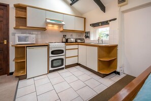 Microwave, oven, high chair, cookware/dishes/utensils - 1 Bed in Llanbedrog (oc-camell) (Llanbedrog)