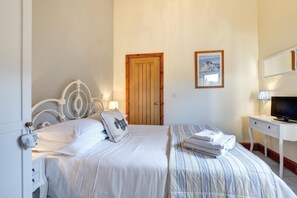 6 bedrooms, iron/ironing board, travel cot, free WiFi - 4 Bed in Barry (oc-bow164) (Barry)
