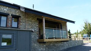 Exterior - 4 Bed in Barry (oc-bow164) (Barry)