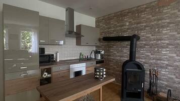 Réfrigérateur, micro-ondes, plaque de cuisson, lave-vaisselle