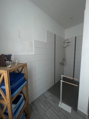 Dusche, Haartrockner, Handtücher, Seife