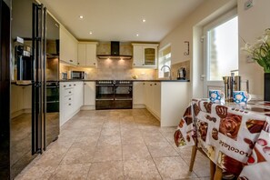 Microwave, oven, dishwasher, high chair - 4 Bed in Llanbedrog (oc-bragdy) (Llanbedrog)