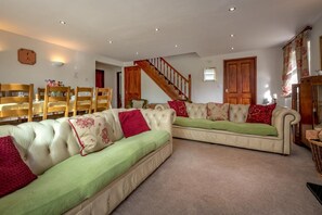 TV, fireplace - 4 Bed in Llanbedrog (oc-bragdy) (Llanbedrog)