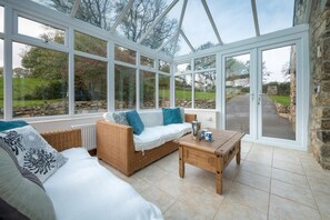 TV, fireplace - 4 Bed in Llanbedrog (oc-bragdy) (Llanbedrog)