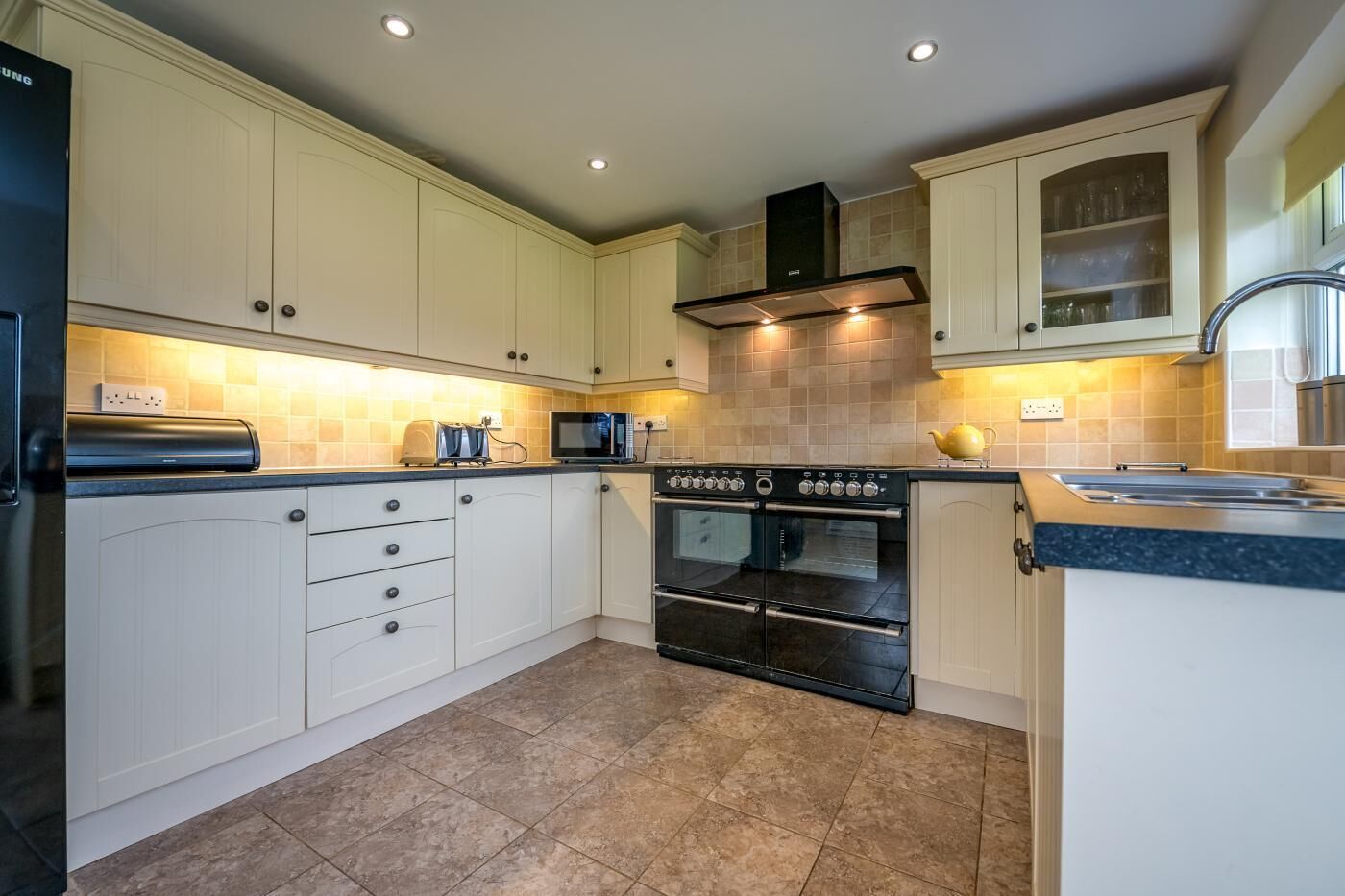 Micro-ondes, four, lave-vaisselle, chaise haute