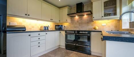 Micro-ondes, four, lave-vaisselle, chaise haute