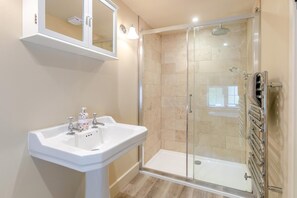Hair dryer, towels - 4 Bed in Looe (oc-p00795) (Lansallos)