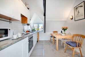 Microwave, oven, cookware/dishes/utensils - 1 Bed in St. Ives (oc-cp5) (St Ives)