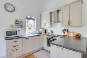 Oven, dishwasher, high chair, cookware/dishes/utensils - 2 Bed in Llaniestyn (oc-gweger) (Llaniestyn)