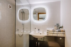 Hair dryer, towels - 2 Bed in Lixwm (oc-bow179) (Lixwm)