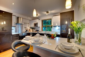 Microwave, oven, dishwasher, high chair - 2 Bed in Looe (oc-l30065) (Looe)