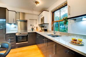 Microwave, oven, dishwasher, high chair - 2 Bed in Looe (oc-l30065) (Looe)