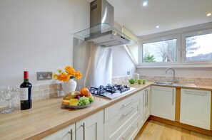 Microwave, oven, dishwasher, cookware/dishes/utensils - 3 Bed in Y Felinheli (oc-wag686) (Y Felinheli)