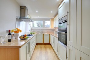Microwave, oven, dishwasher, cookware/dishes/utensils - 3 Bed in Y Felinheli (oc-wag686) (Y Felinheli)