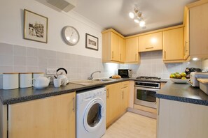 Microwave, oven, cookware/dishes/utensils - 2 Bed in Looe (oc-l30069) (Looe)