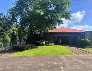 Deluxe Villa, Garden View | Free WiFi - The Kings Villa (kandy)